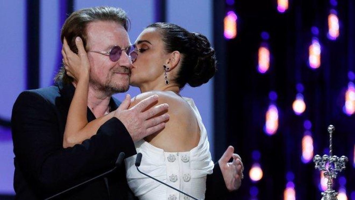 Penélope Cruz besa a Bono, anoche en San Sebastián.-EFE / JUAN HERRERO