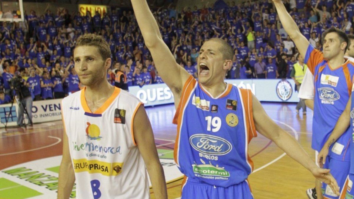 Diego Ciorciari, junto al jugador del Autocid Iván Corrales tras el tercer partido de la final por el ascenso a ACB jugada en 2010 frente al Menorca. Al fondo a la derecha, Albano Martínez, hoy director deportivo del San Pablo Burgos. ISRAEL L. MURILLO