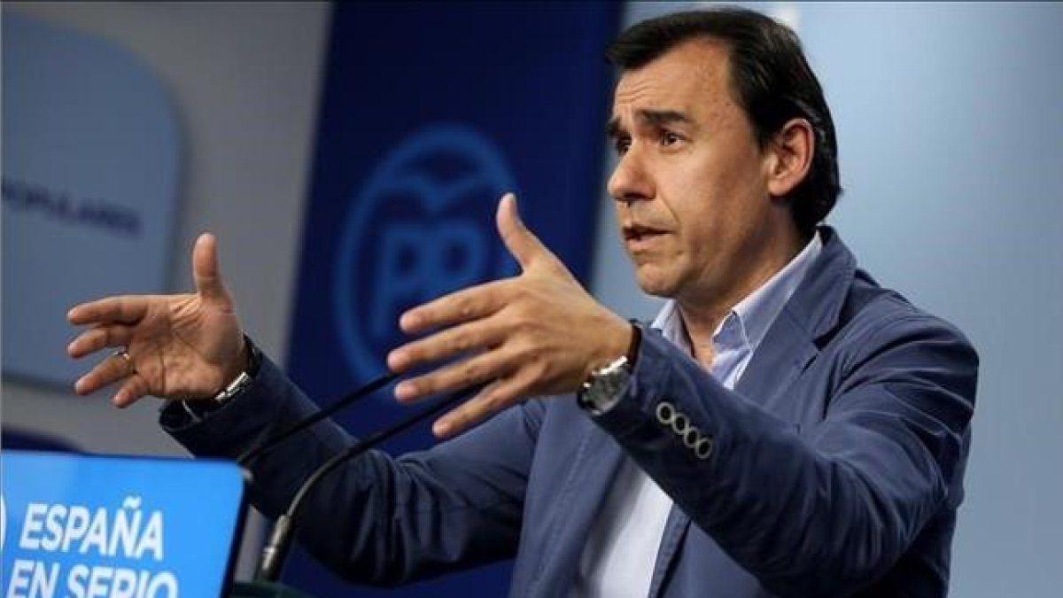 El vicesecretario general de organización del PP, Fernando Martínez Maíllo, en la rueda de prensa que ha ofrecido este lunes en la sede del partido.-JOSÉ LUIS ROCA