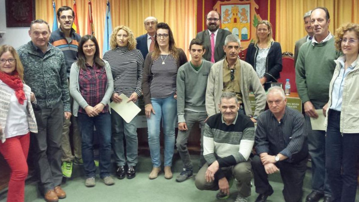 Los últimos alumnos del taller de empleo recibieron ayer sus diplomas en la Casa Consistorial de Aranda.-L.V.