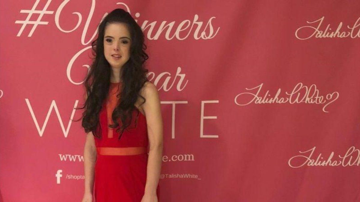 Marián Ávila luciendo un vestido rojo de la nueva colección de Talisha White en la Semana de la Moda de Nueva York.-LEANNE ITALIE
