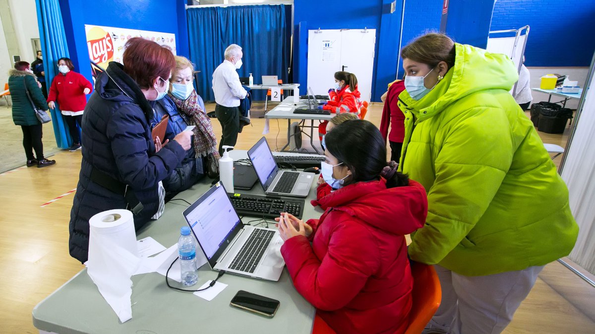 Imagen de personal sanitario con ropa de abrigo durante la vacunación del pasado fin de semana en el Coliseum. TOMÁS ALONSO