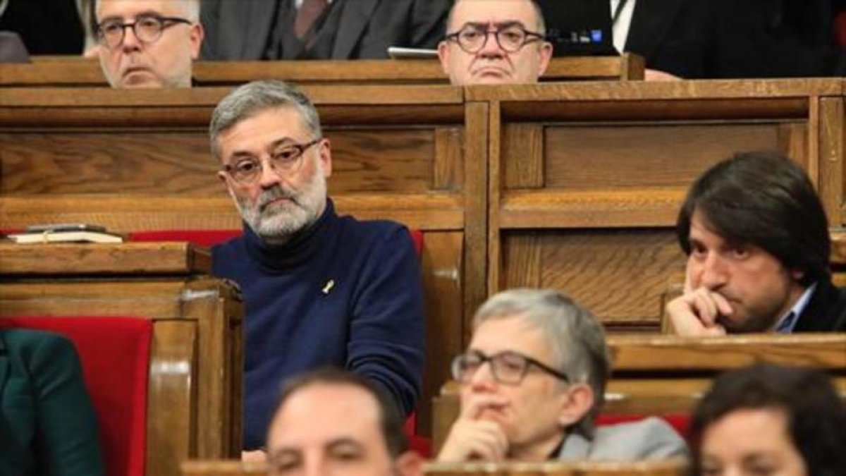 Riera, de la CUP, pensativo en un pleno-FERRAN NADEU