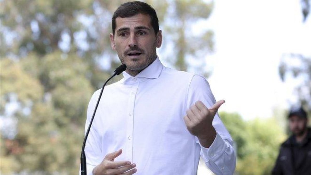 Iker Casillas, a la salida del hospital.-AP / LUIS VIEIRA