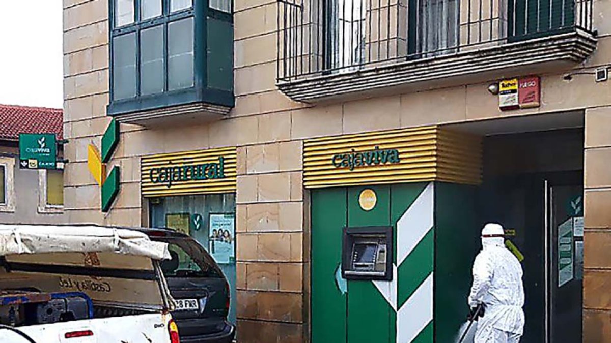 Personal de la Junta desinfectó ayer cajeros, contenedores, el centro de salud y las calles de Quintanar. ECB