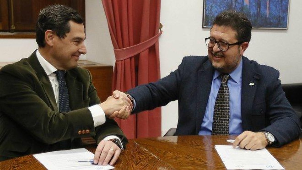 Francisco Serrano, de Vox, estrecha la mano del líder del PP en Andalucía, Juanma Moreno.-EFE / JOSÉ MANUEL VIDAL