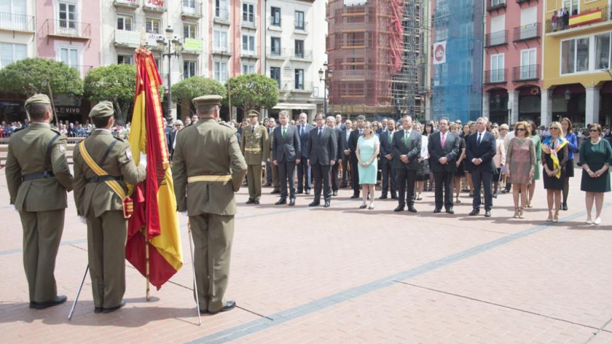 Autoridades civiles, militares y ciudadanos rindieron homenaje a la bandera.-ICAL