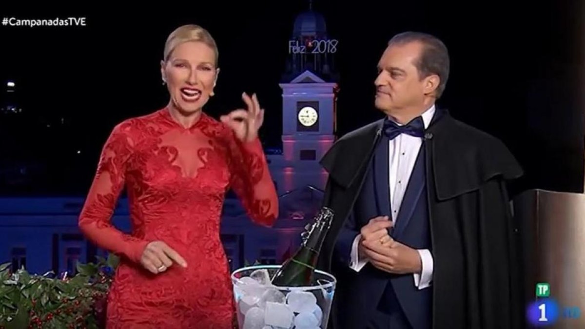 Anne Igartiburu y Ramón García, presentadores de las Campanadas en TVE.-/ TVE