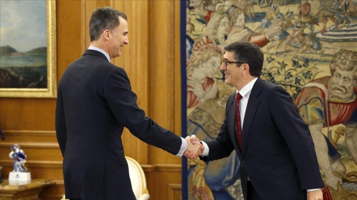 El Rey Felipe VI con el presidente del Congreso, Patxi López, en una reciente reunión para decidir el formato de la nueva ronda de conversaciones.-CHEMA MOYA / EFE