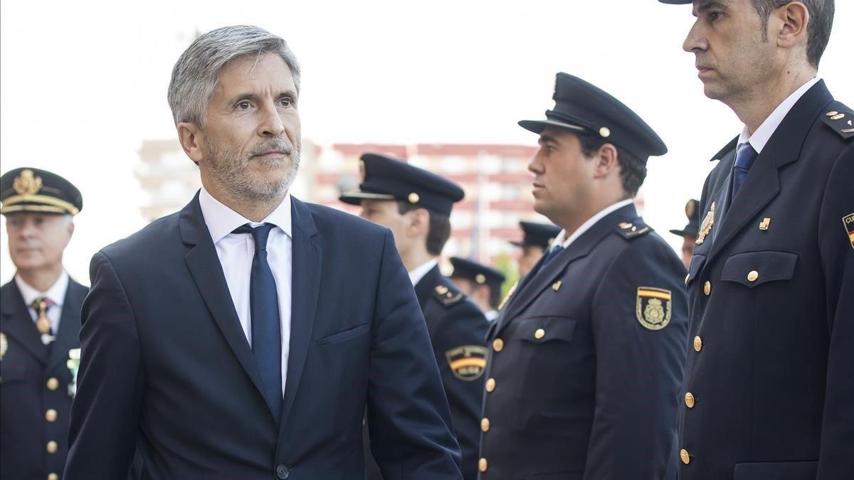 El ministro del Interior, Fernando Grande-Marlaska, pasa revista a una unidad del Cuerpo Nacional de Policía en Valencia en septiembre pasado-MIGUEL LORENZO