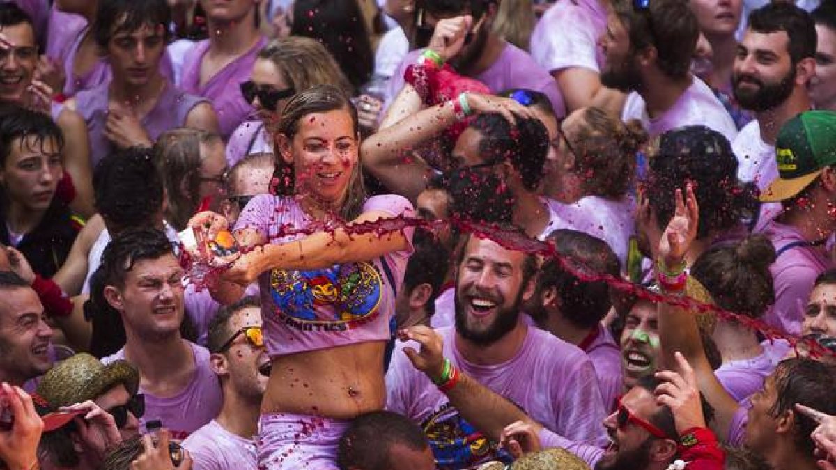 Cientos de pamplonicas celebran el inicio de los Sanfermines.-Foto:  Andres Kudacki / AP