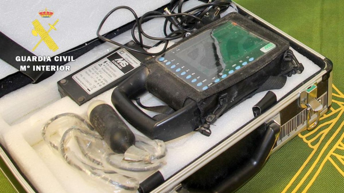 Ecógrafo para animales recuperado por la Guardia Civil.-ECB