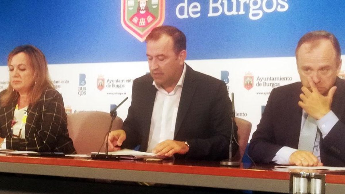 Rosario Pérez (Ciudadanos), José Antonio Antón (PP) y Fernando Martínez-Acitores (Vox). D. S. M.-D. S. M.