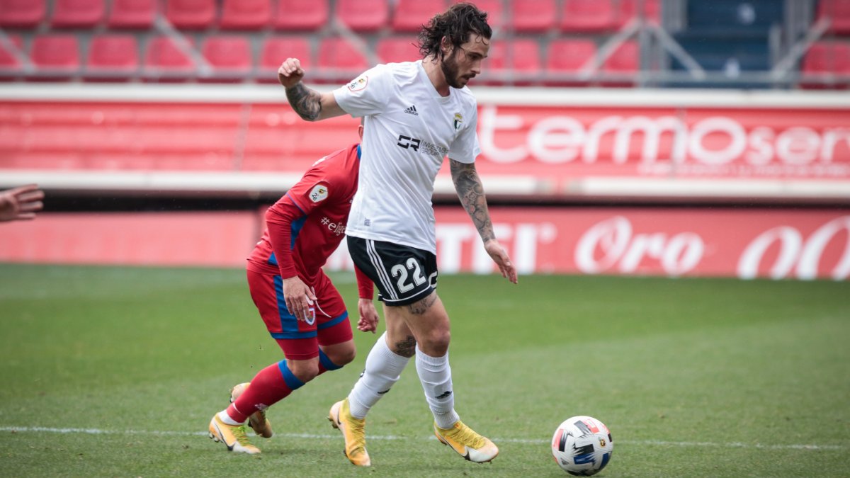 Miki Muñoz conduce el balón en el encuentro ante el Numancia. GONZALO MONTSEGURO / HERALDO-DIARIO DE SORIA
