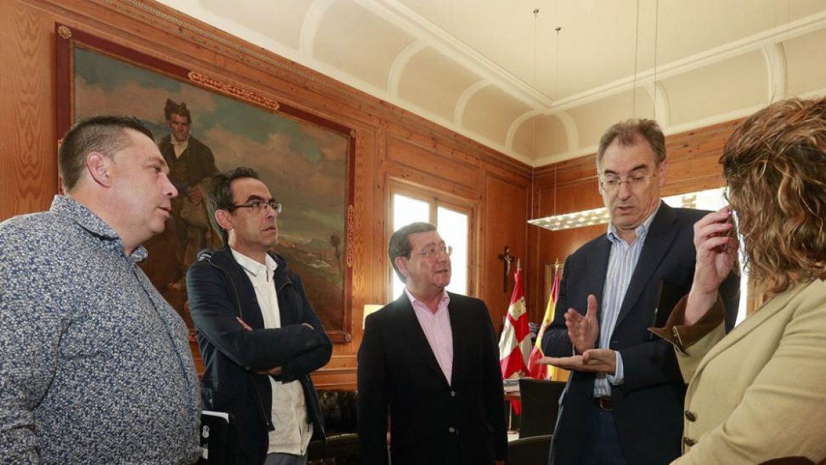 Pablo Dionisio, Fidel Velasco, César Rico, Miguel Ángel Benavente y Montserrat Aparicio antes de firmar el acuerdo.-RAÚL G. OCHOA