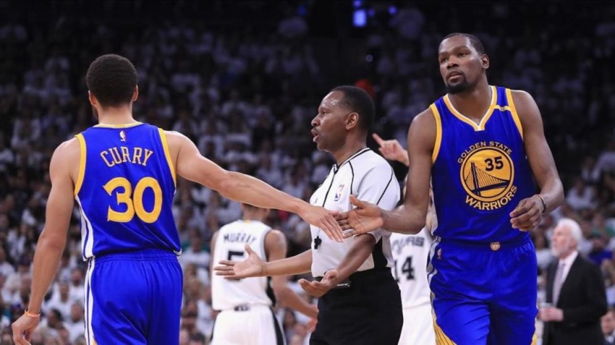 Stephen Curry y Kevin Durant, las dos grandes estrellas de Golden State.-AFP / RONALD MARTINEZ