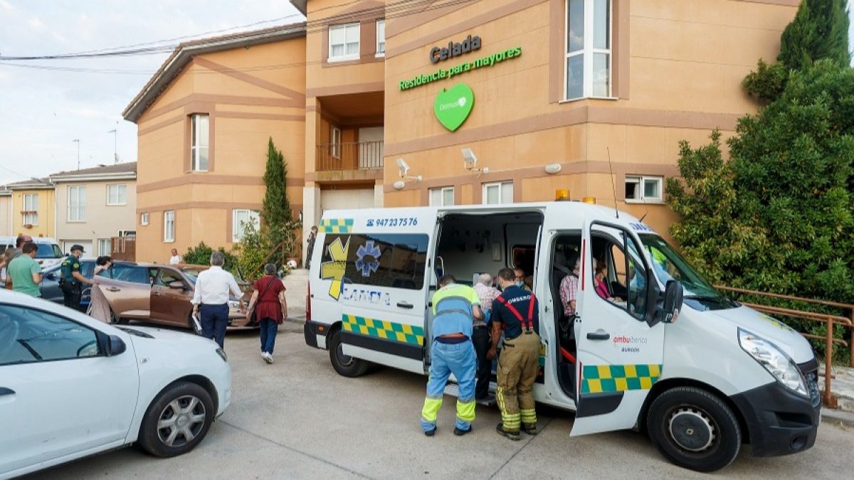 Traslado de usuarios tras el incendio en la residencia de Celada del Camino. SANTI OTERO