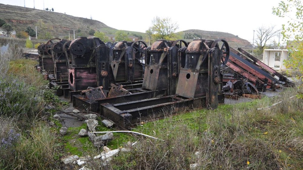 Enormes piezas de las instalaciones petrolíferas esperan aparcadas como chatarra en un establecimiento de Burgos.-I. L. M.
