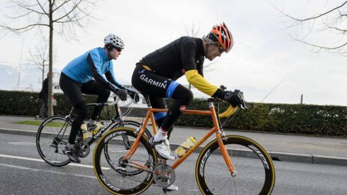 John Kerry practicando cilcismo en Lausana, el pasado 16 de marzo.-Foto: AFP / FABRICE COFFRINI