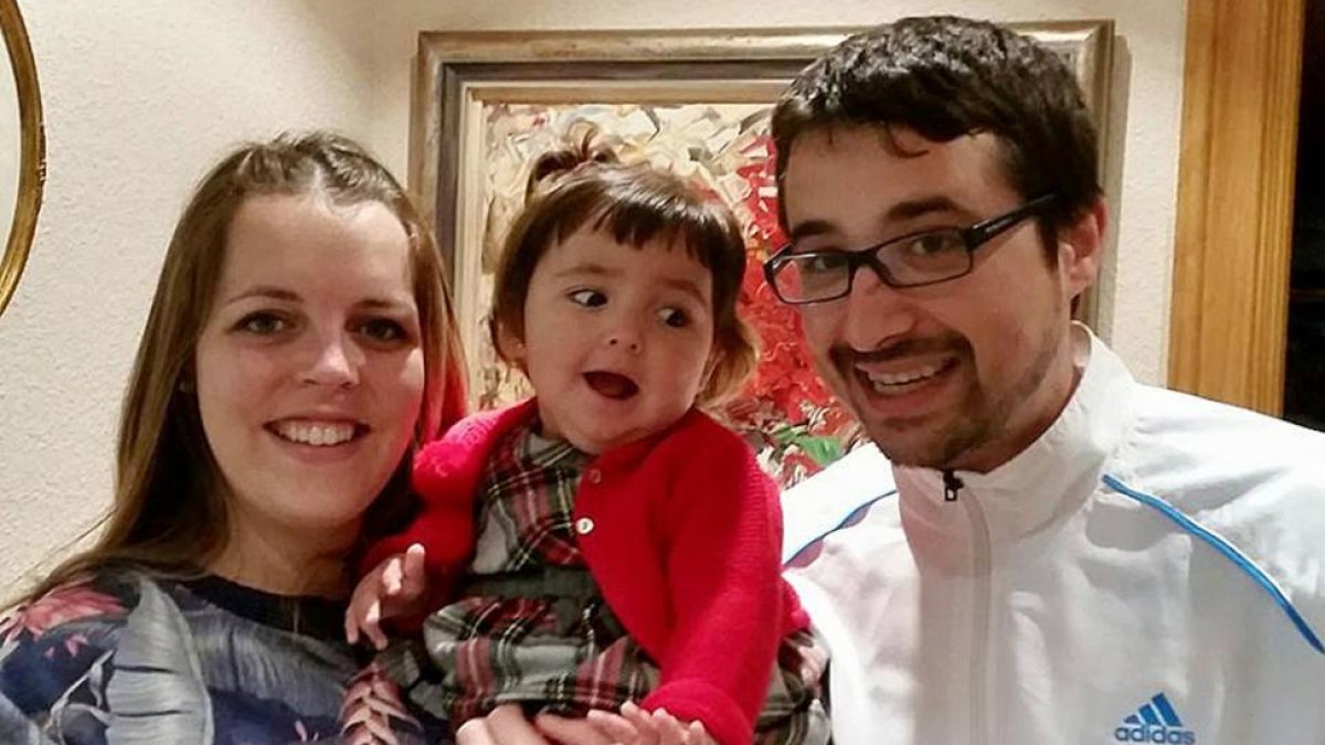 Nora posa con sus padres, Emma y Jesús.-FOTO CEDIDA POR LA FAMILIA