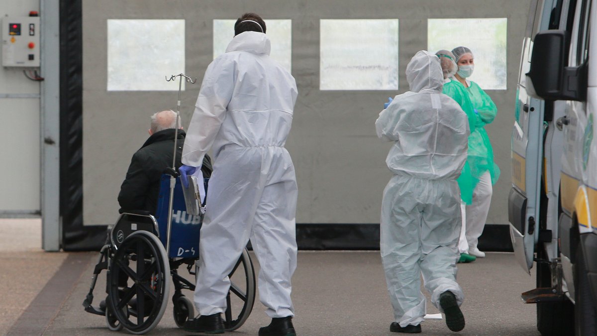 Traslado de un hombre de edad avanzada al Hospital Universitario de Burgos (HUBU). / RAÚL G. OCHOA
