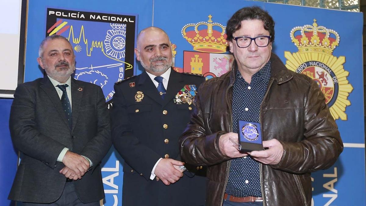 Uno de los agentes ya jubilado recibe su reconocimiento.-RAÚL G. OCHOA