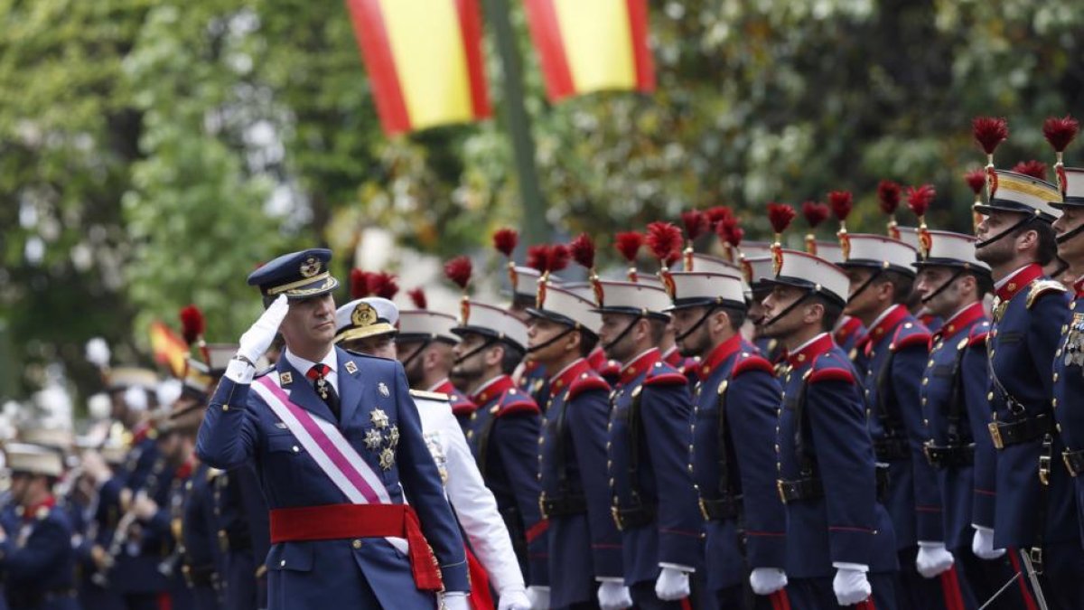 El rey Felipe VI pasa revista durante el acto central del Día de las Fuerzas Armadas, en las inmediaciones de la Plaza de la Lealtad de Madrid.-Javier Lizón / EFE