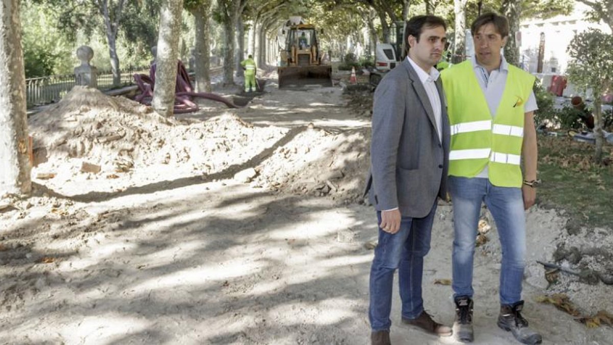 El concejal de Infraestructuras, Jorge Berzosa, visitó ayer las obras de remodelación del Paseo de la Audiencia.-SANTI OTERO