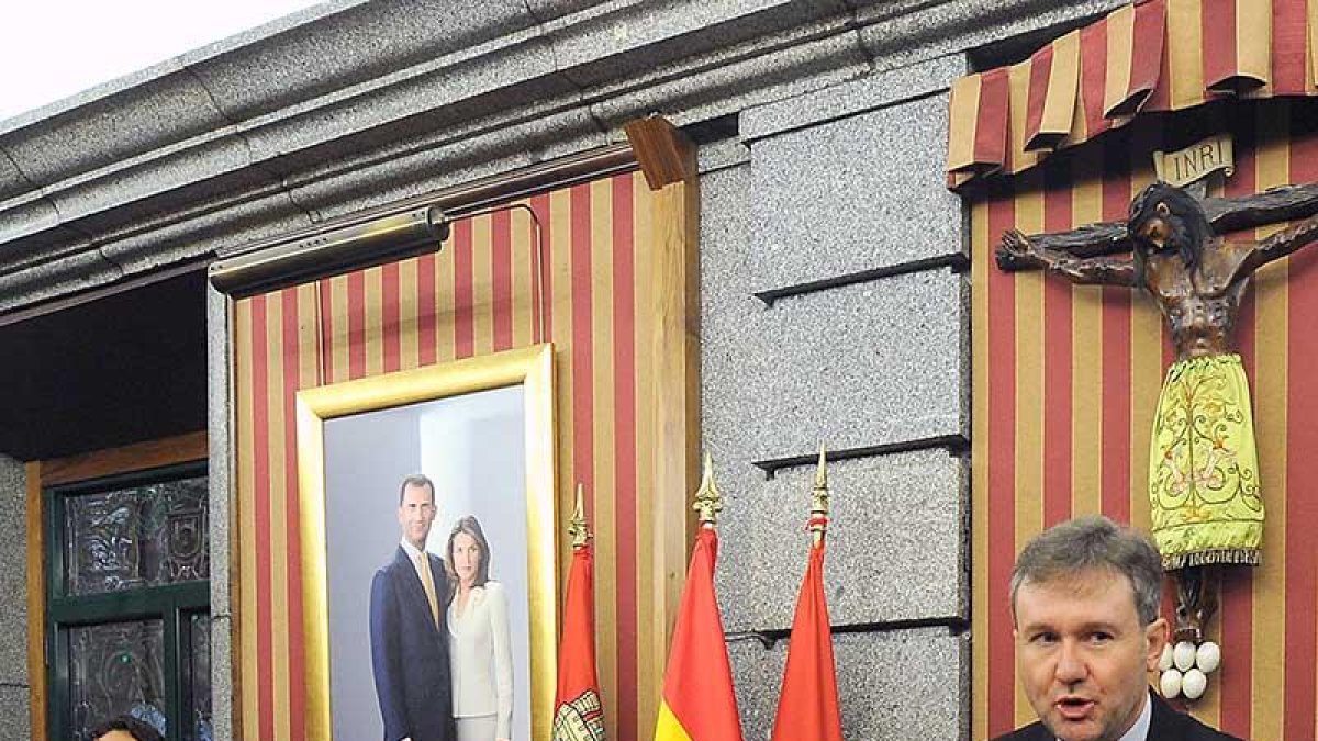 El alcalde en un momento de un Pleno con el secretario al fondo.-ISRAEL L. MURILLO