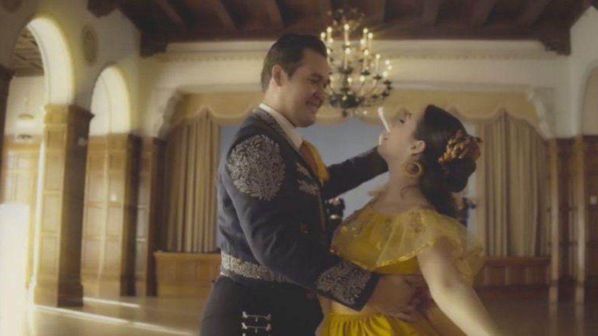 Versión mariachi de 'La bella y la bestia'.-
