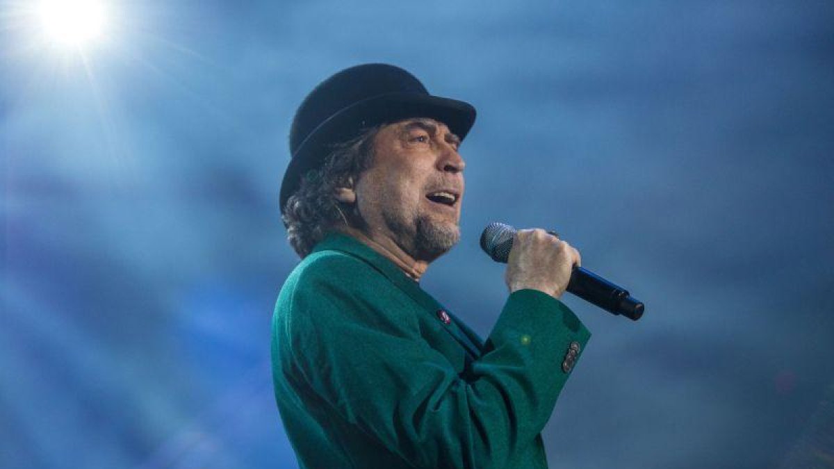 Joaquín Sabina, en concierto, con su característico bombín.-JOSEP GARCIA