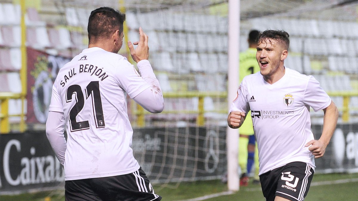 Saúl Berjón y Juanma festejan la consecución de un gol en El Plantío. ISRAEL L. MURILLO