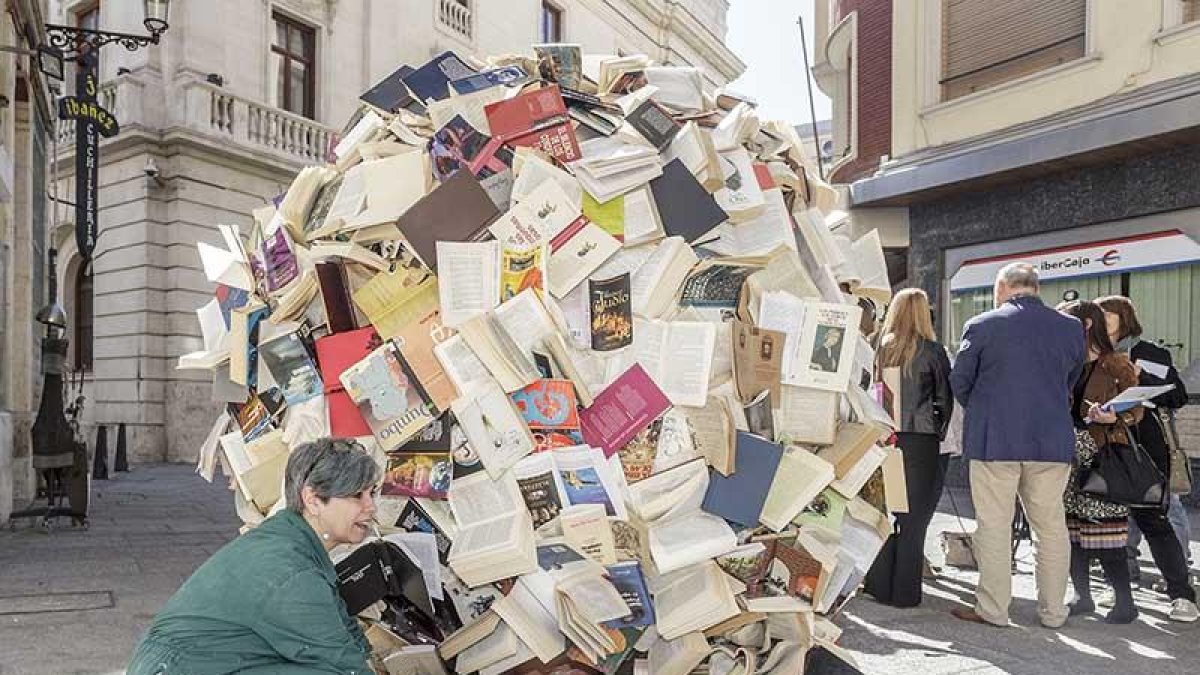 Alicia Martín colocó los últimos libros de ‘Inbreeding’ ayer por la mañana.-Santi Otero