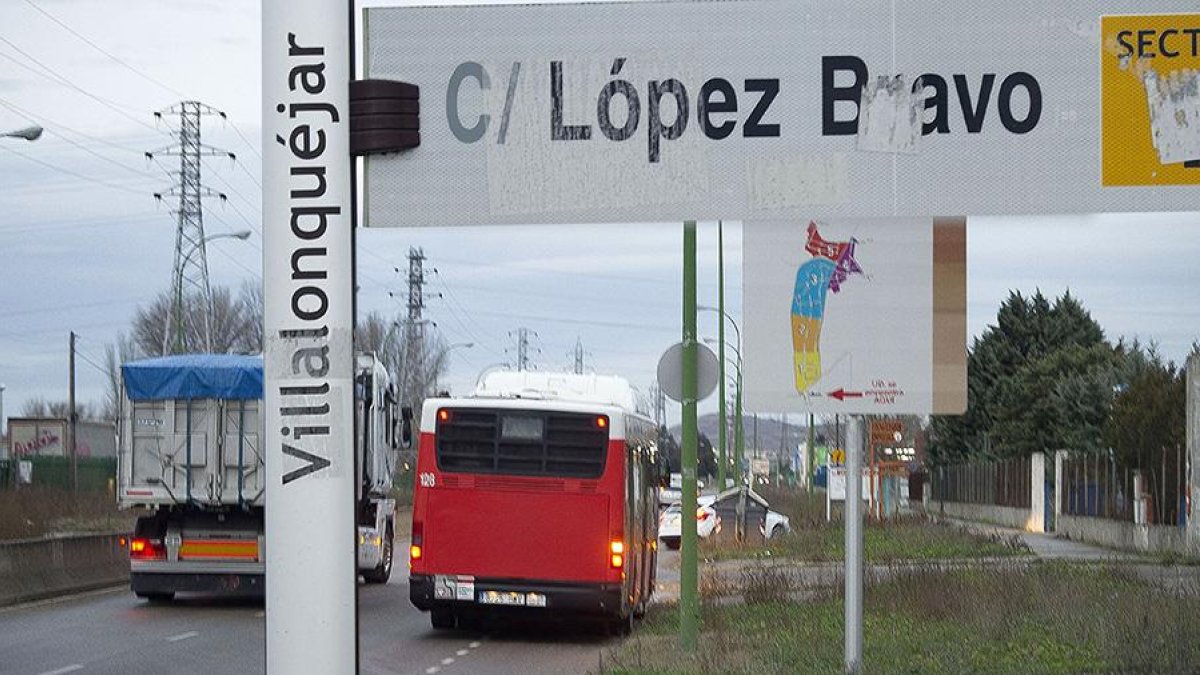 Imagen de la calle principal del polígono de Villalonquéjar.-ISRAEL L. MURILLO