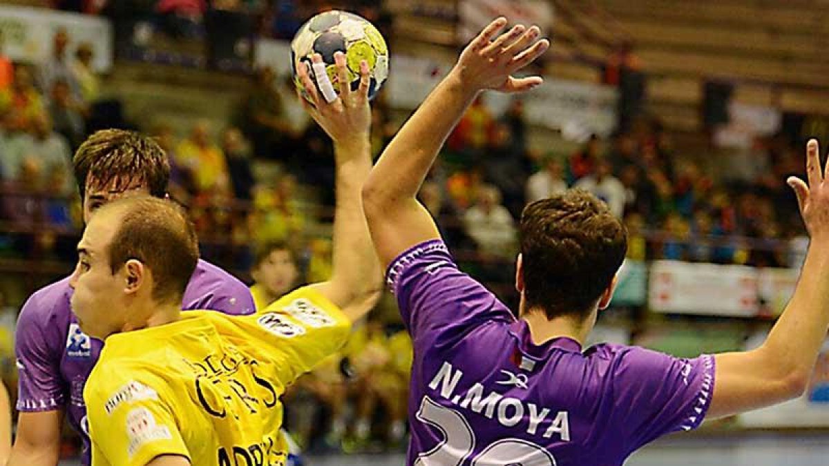 Adrián Fernández rompe la defensa rival.-ALBERTO CALVO