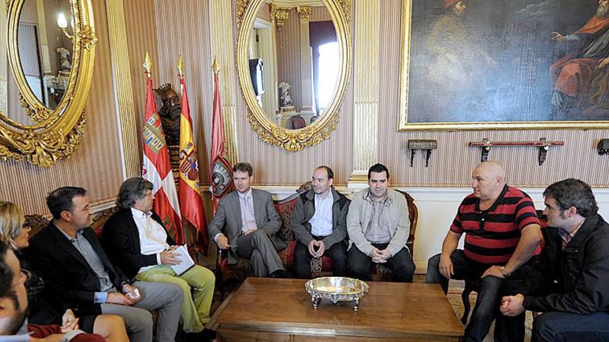 La junta directiva de la agrupación en su visita al alcalde-ISRAEL L. MURILLO