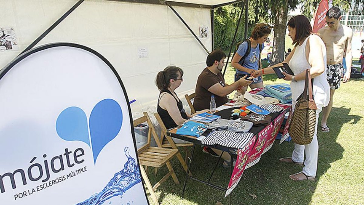 La asociación ubicó un puesto de información y venta de merchandising.-SANTI OTERO