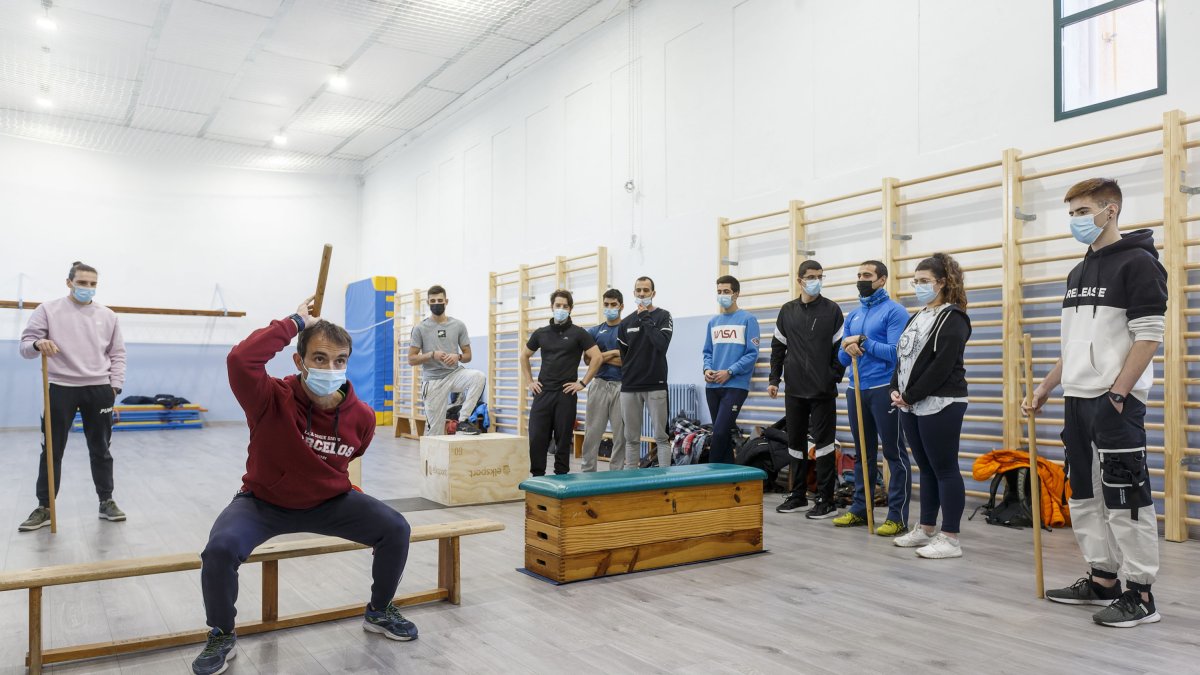 Los alumnos de Acondicionamiento Físico durante uno de los entrenamientos en las instalaciones del Instituto Diego Porcelos. SANTI OTERO