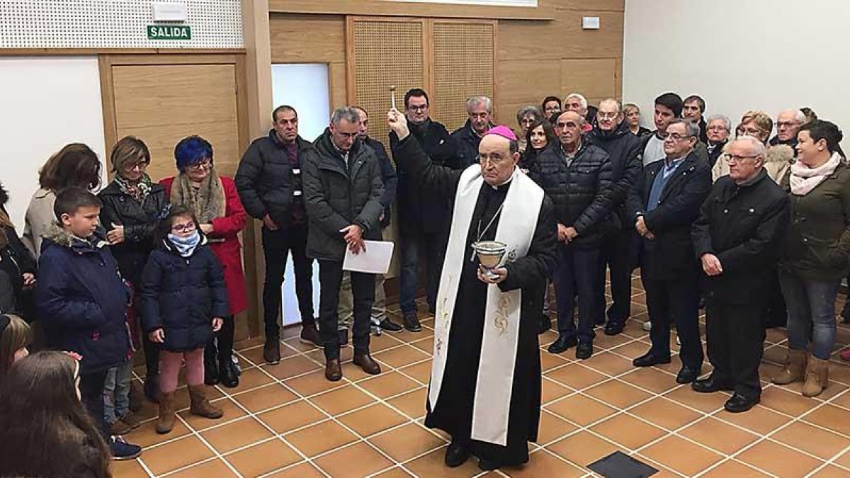 El arzobispo de Burgos Fidel Herráez, bendice el nuevo centro parroquial de Ibeas de Juarros.-ARCHIBURGOS