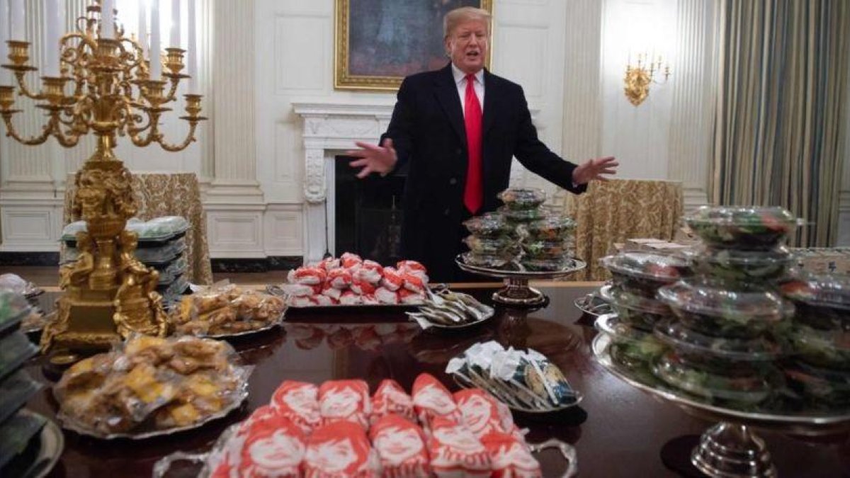 Trump ante las hamburguesas que encargó para recibir a un equipo de fútbol americano.-SAUL LOEB / AFP