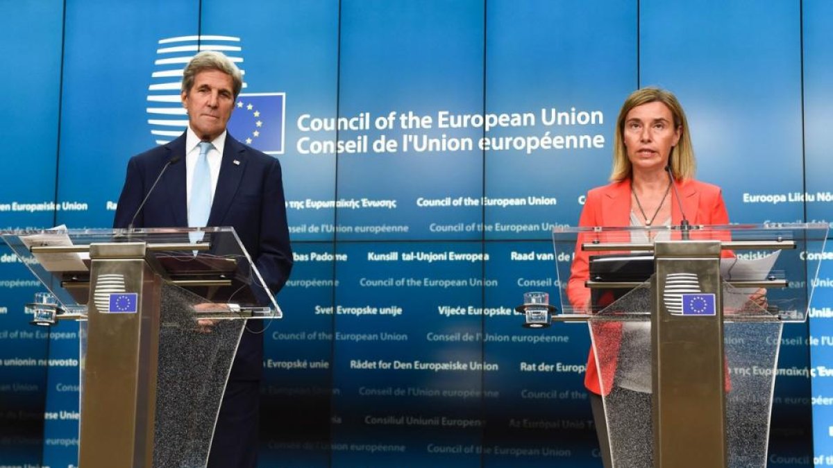 La jefa de la diplomacia europea, Federica Mogherini, y el secretario de Estado de EEUU, John Kerry, esta mañana en Bruselas.-JOHN THYS / AFP