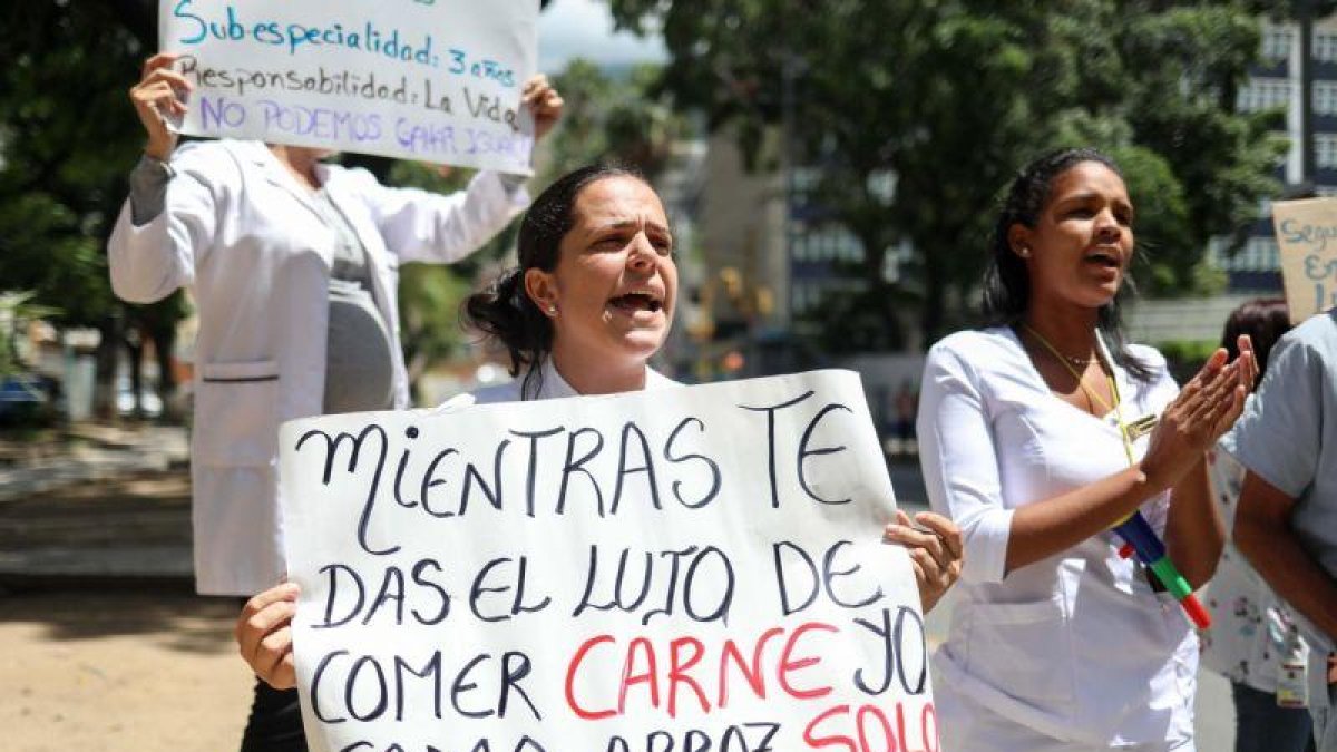ientos de trabajadores venezolanos protestaron hoy en Caracas y otras ciudades de Venezuela contra las medidas economicas aplicadas por el jefe de Estado Nicolas Maduro principalmente por la unificacion salarial de facto que afecta a millones de empleados-CRISTIAN HERNANDEZ (EFE)