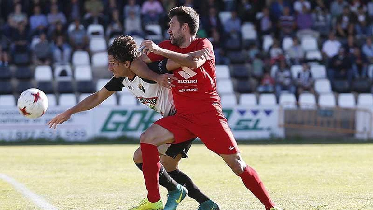 Iker Hernández pelea por un esférico con un defensor del Tudelano en el choque de ayer en tierras navarras-Diario de Navarra