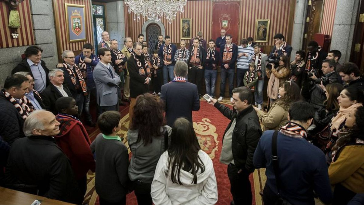 El alcalde, Javier Lacalle -de espaldas-, felicita al club durante la recepción institucional celebrada ayer.-SANTI OTERO