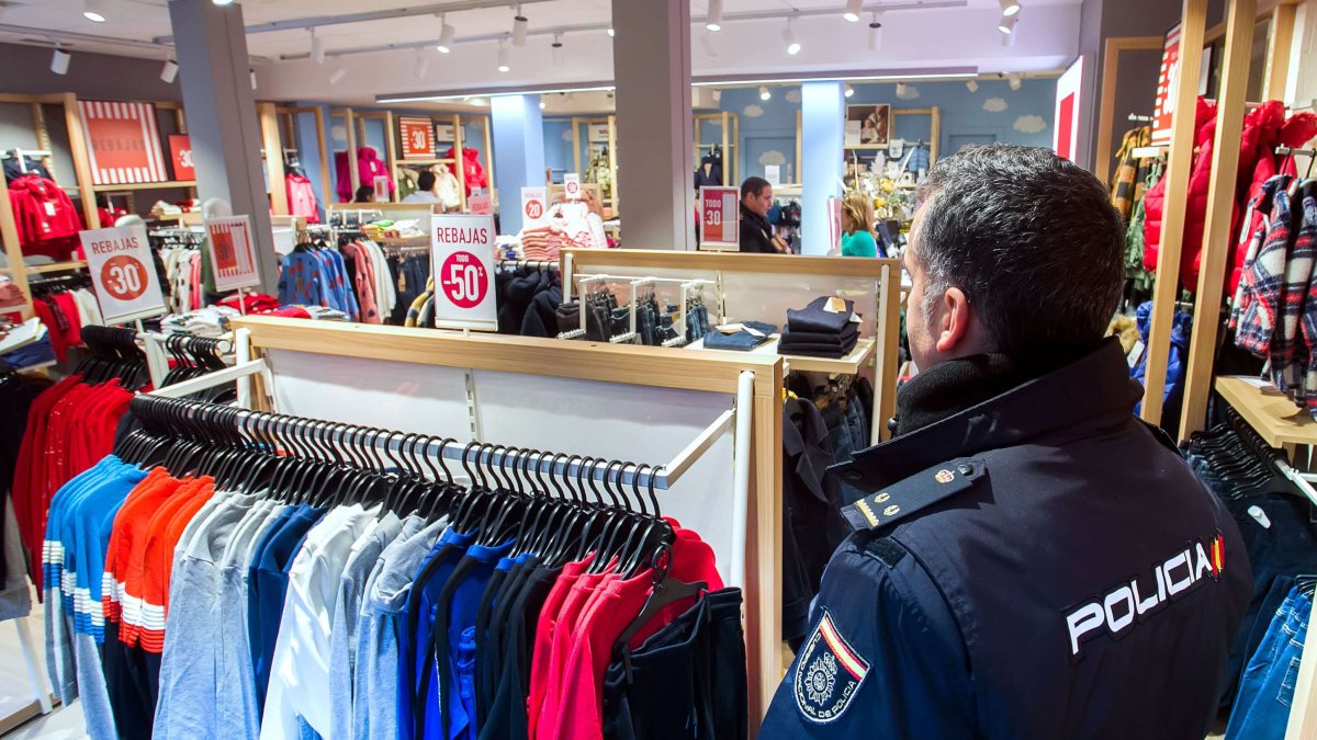 Un policía nacional en un comercio del centro de Burgos.