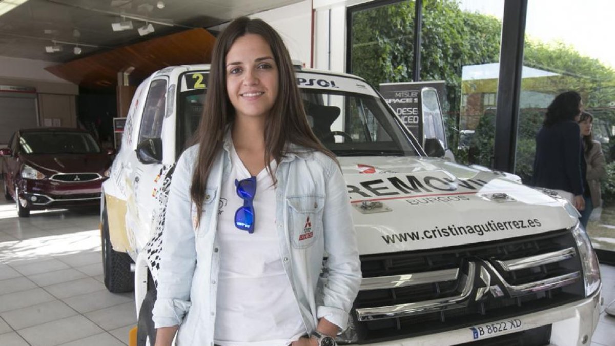 Cristina Gutiérrez posa con el Mitsubishi Montero Proto con el que compite esta temporada-Raúl G. Ochoa