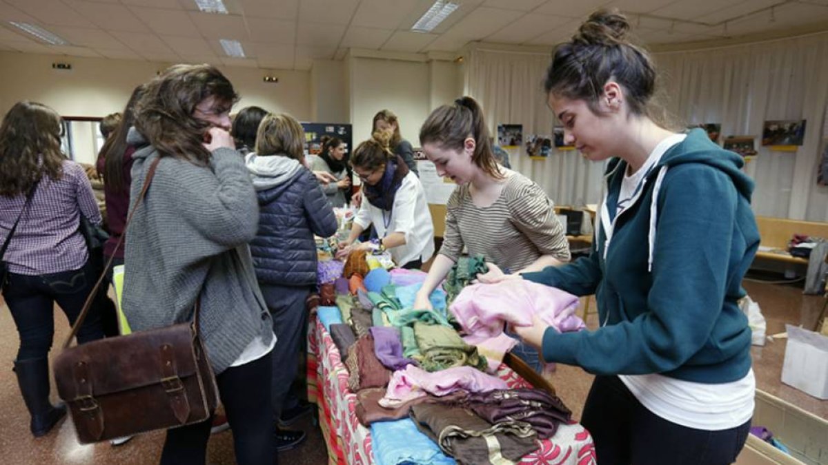 Mercadillo solidario de la Facultad de Humanidades.-R. G. O.