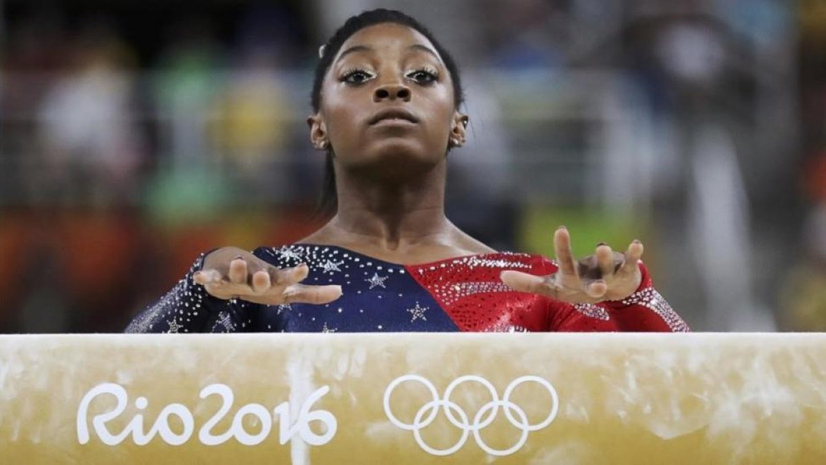 La gimnasta estadounidense, Simone Biles, durante los Juegos Olímpicos de Río 2016.-DAMIR SAGOLJ / REUTERS
