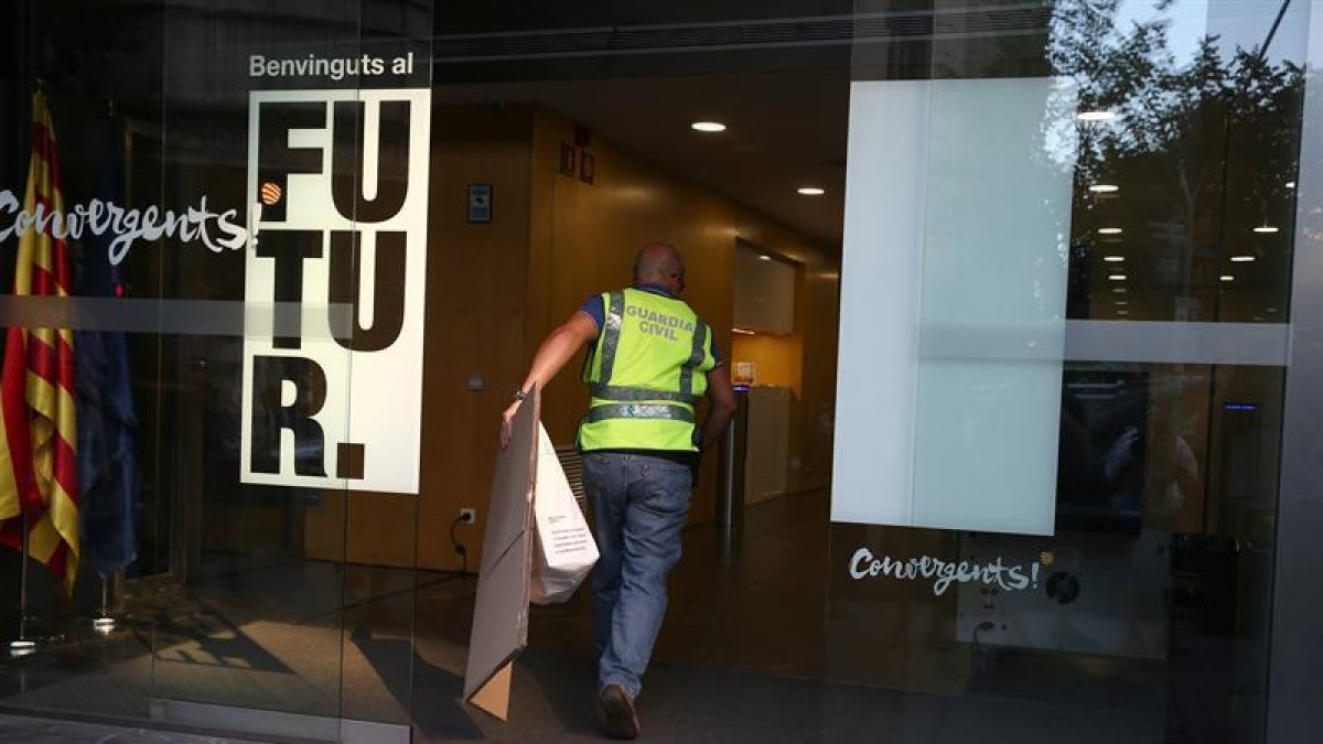 magen de archivo de la Guardia Civil registrando la fundación Catdem y el despacho de su administrador, en la sede de CDC.-EFE / ARCHIVO