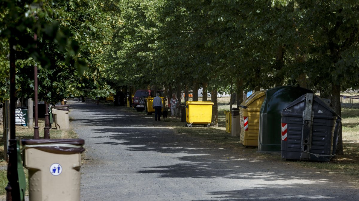 Los contenedores amarillos se disponen junto a los de vidrio y contenedores de restos por todo el parque. SANTI OTERO